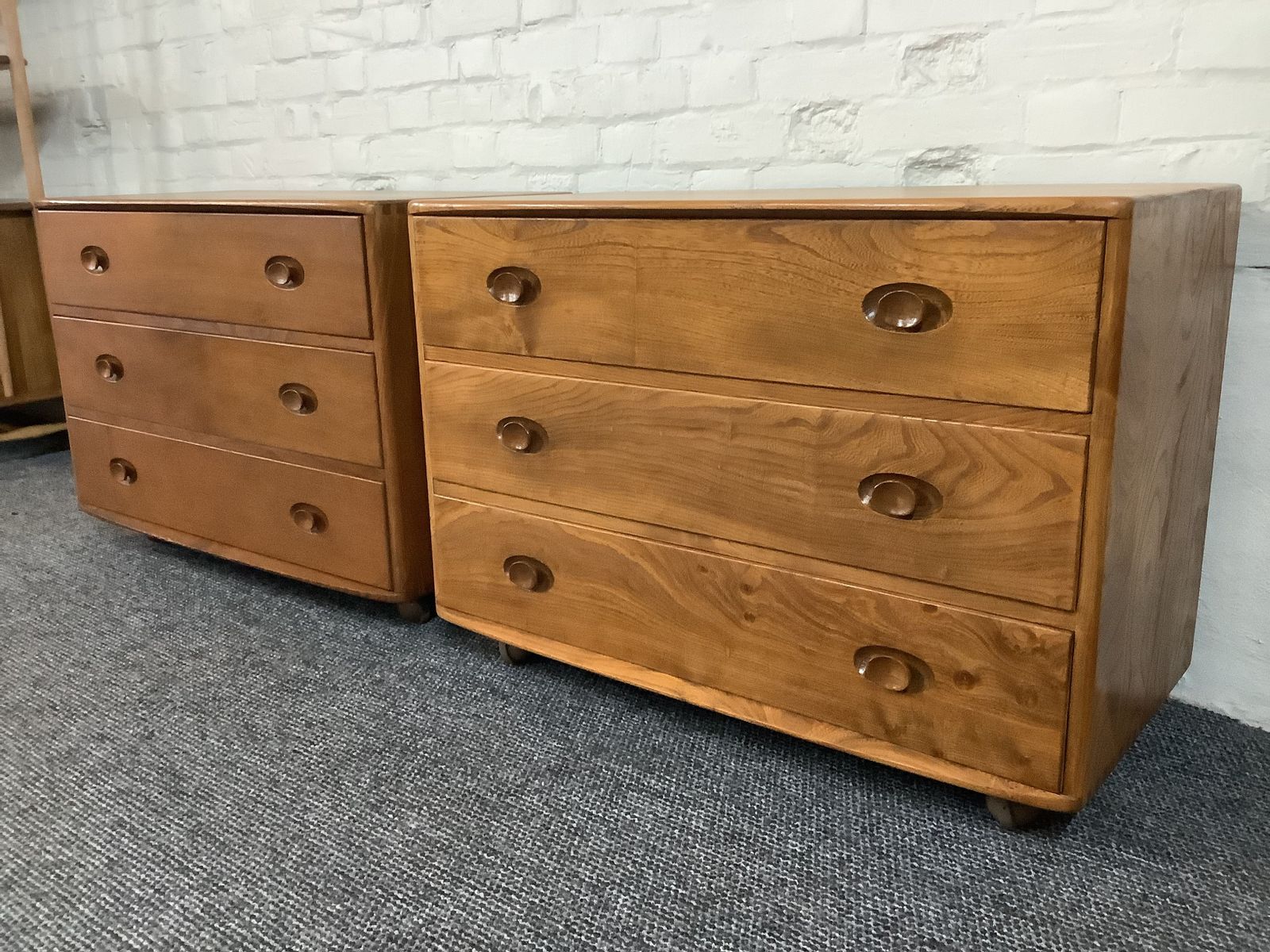 photo vinterior Pair Of Ercol 412 Windsor Chest Of Drawers In Natural Elm Finish.