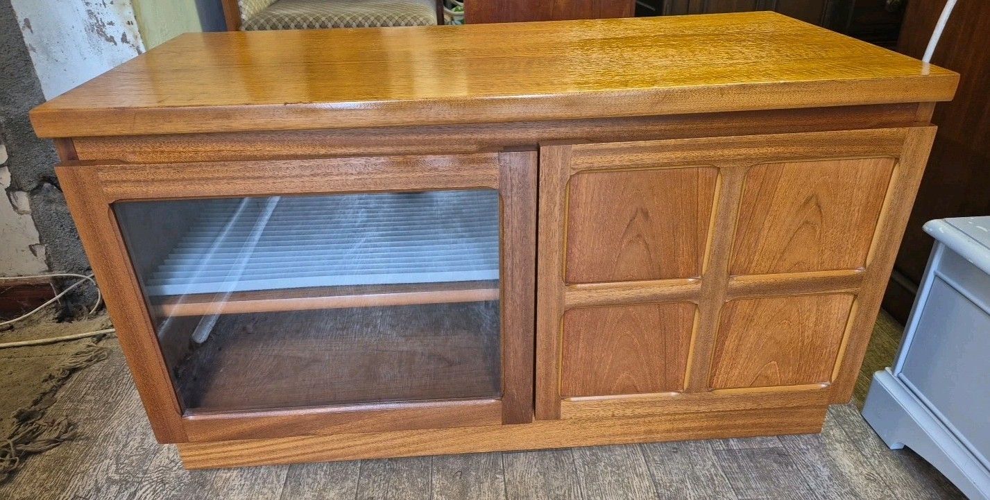 Retro/Mi Century Teak Tv Hi Fi Cabinet By Parker Knoll Nathan (Squares)furniture