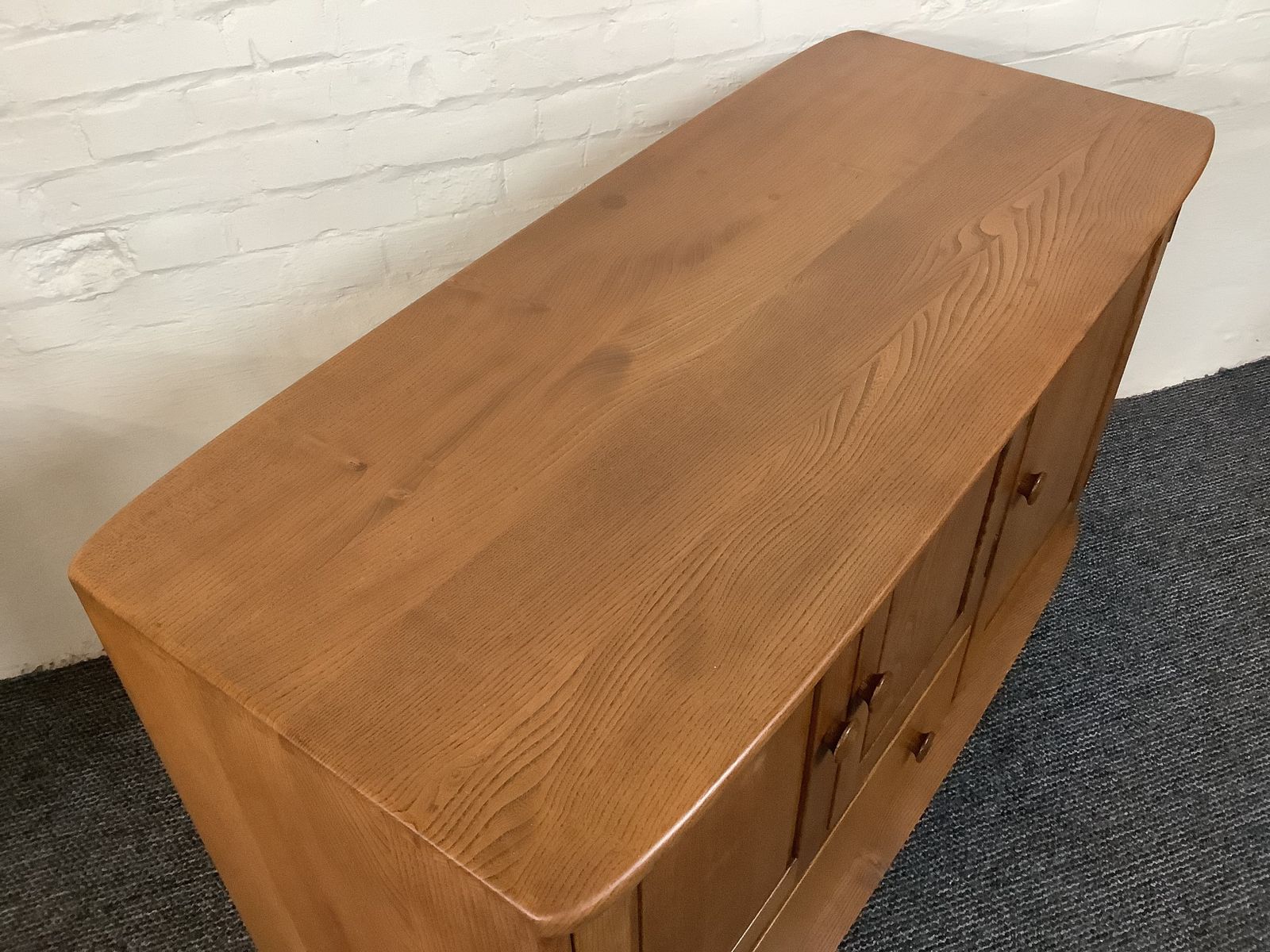 photo vintage Ercol Windsor 366 Sideboard In Original Natural Elm Finish.