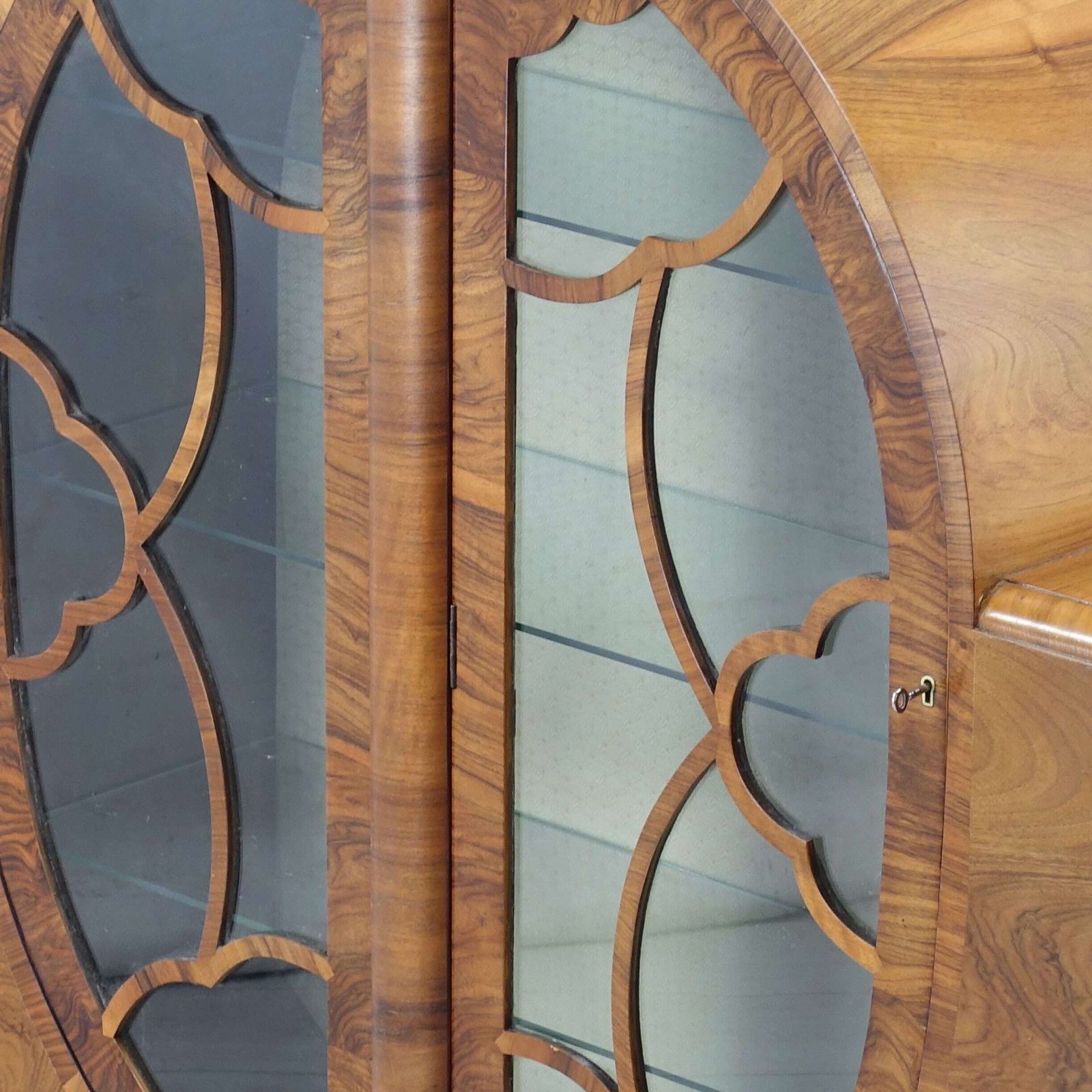 photo vinterior Art Deco Figured Walnut Oval Display Cabinet — English Circa 1930