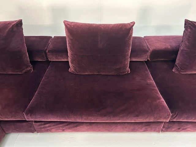 photo furniture Molteni & C "Turner" L Shape Sectional Sofa In Aubergine Purple Velvet