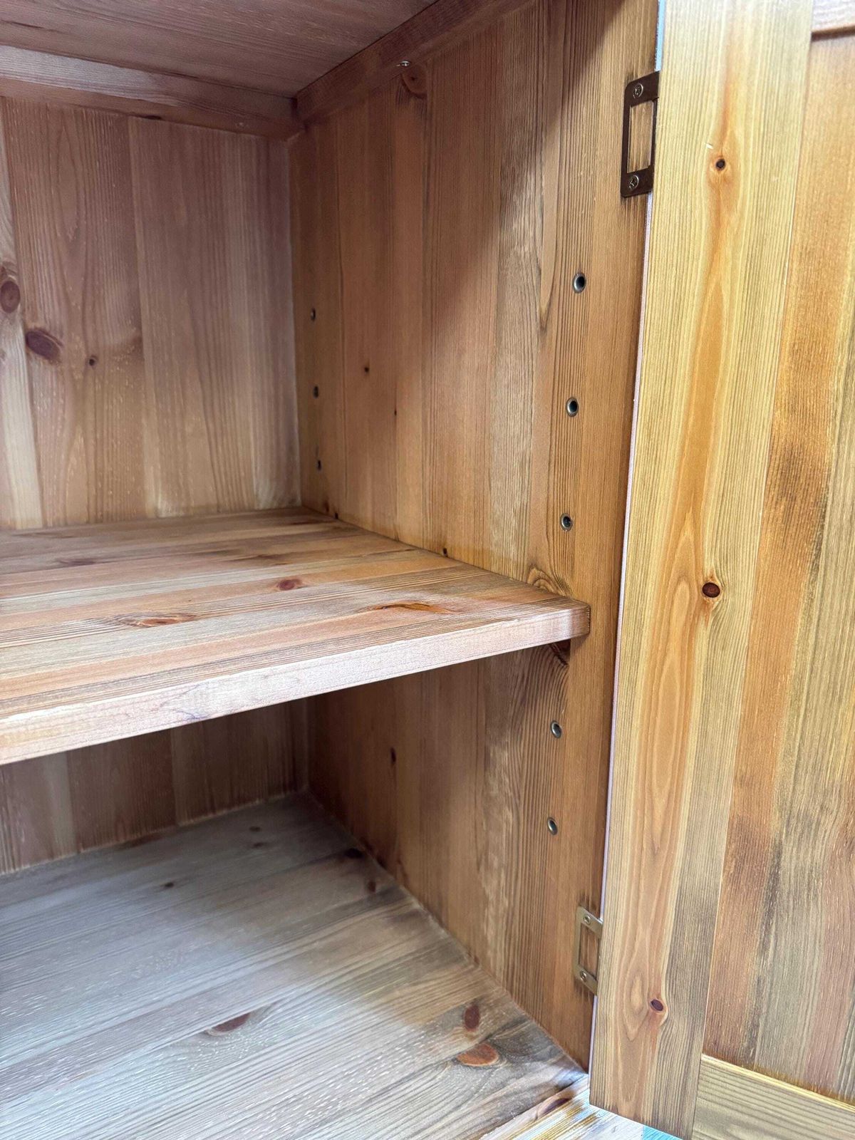 photo vinterior Farmhouse Pine Wooden Cabinet Record Games Cupboard