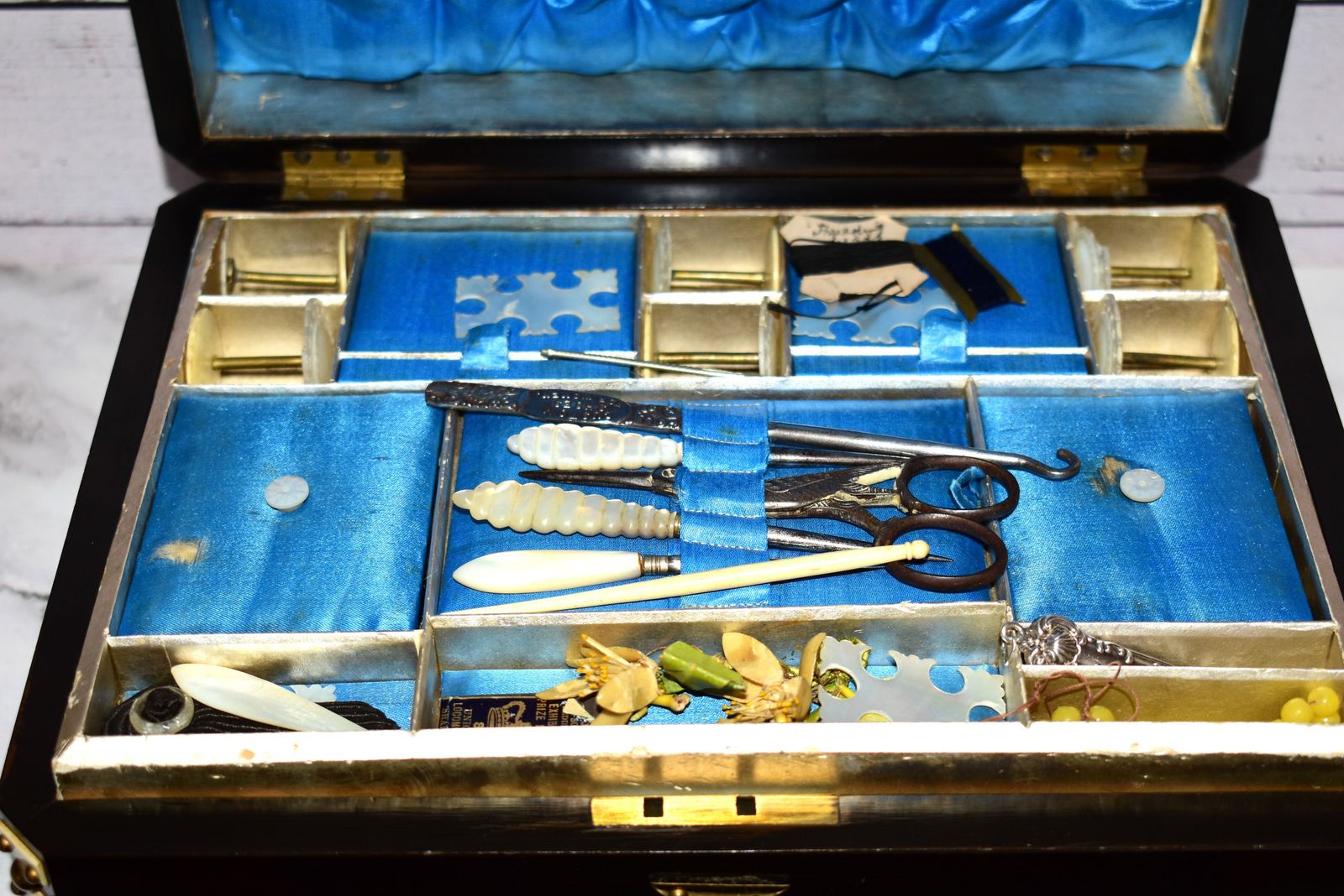 Victorian Lady's Sewing Workbox Full Of Original Contents Including Rare Set Of Mother Of Pearl Spools photo vinterior