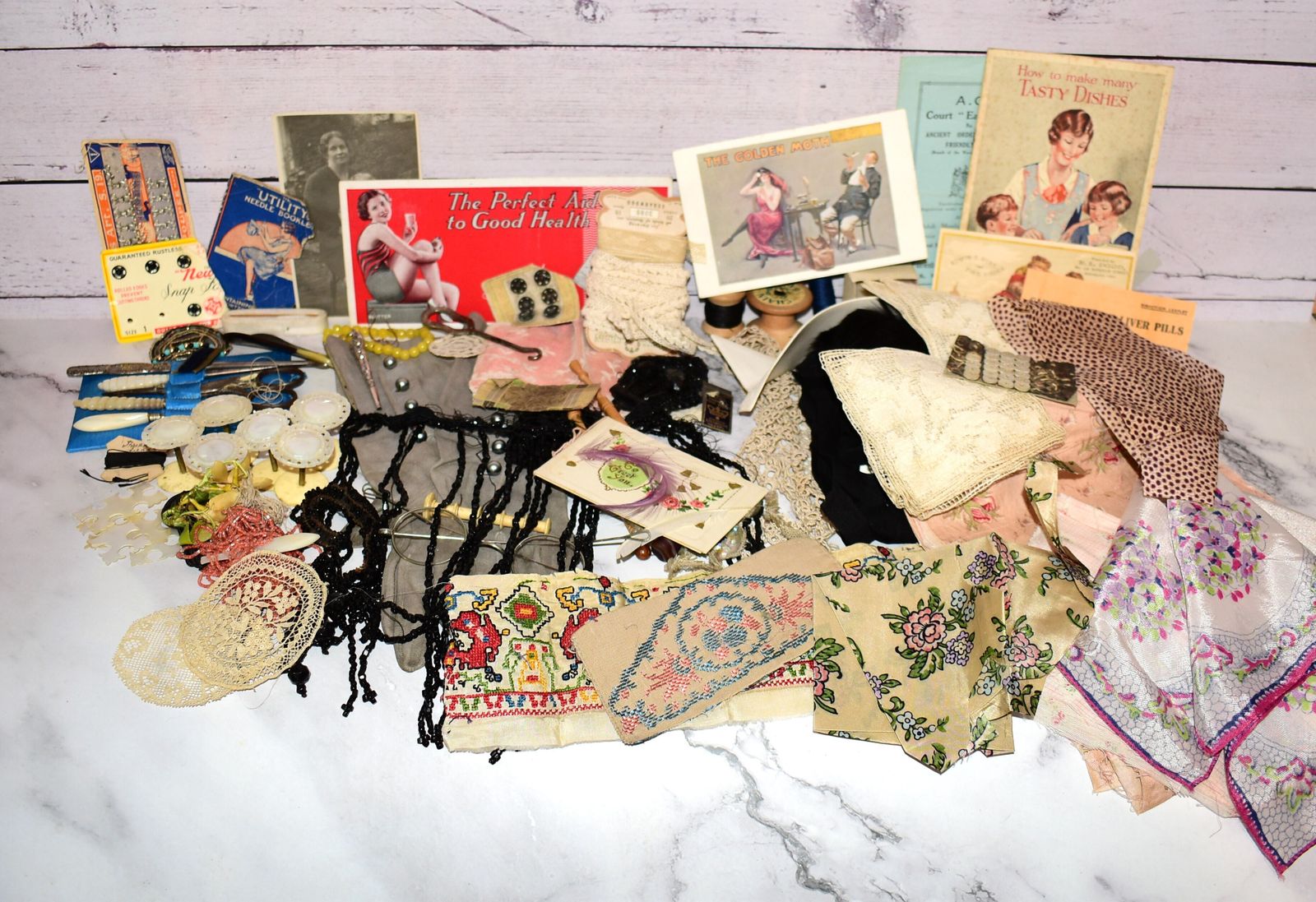 photo vinterior Victorian Lady's Sewing Workbox Full Of Original Contents Including Rare Set Of Mother Of Pearl Spools