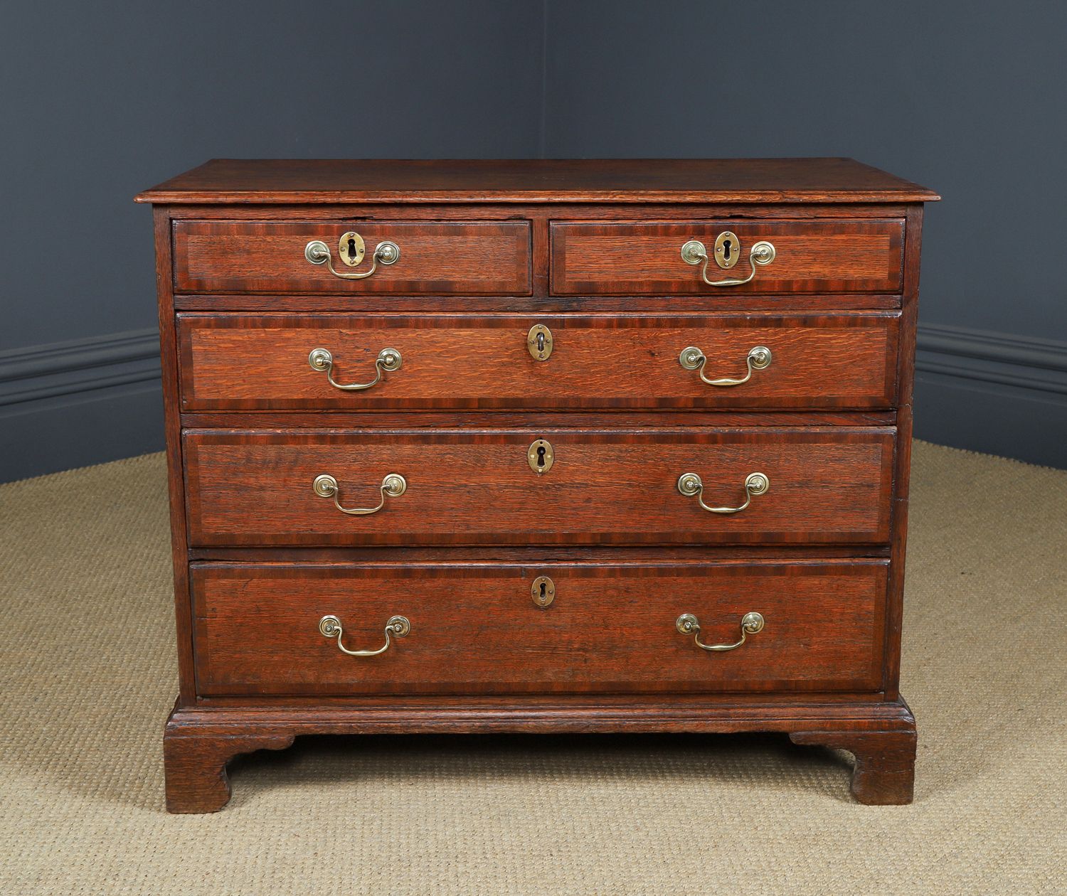 photo furniture Small Antique English Oak & Mahogany Cross Banded Bachelor’s Chest Of Drawers (Circa 1780)