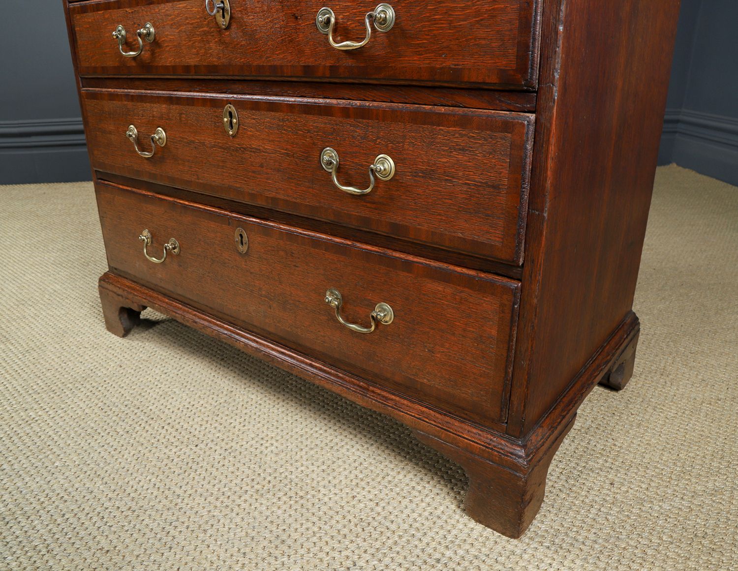 photo vinterior Small Antique English Oak & Mahogany Cross Banded Bachelor’s Chest Of Drawers (Circa 1780)