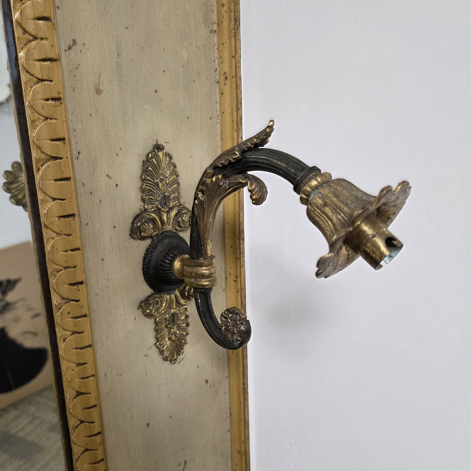 Grand trumeau de style Directoire aux sphinx ailés, bois doré et peint, fin du XIXe siècle photo 1350.0