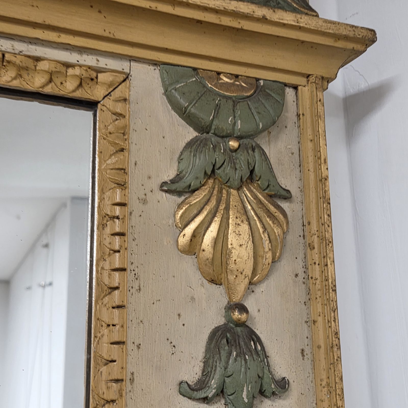 Grand trumeau de style Directoire aux sphinx ailés, bois doré et peint, fin du XIXe siècle photo buy