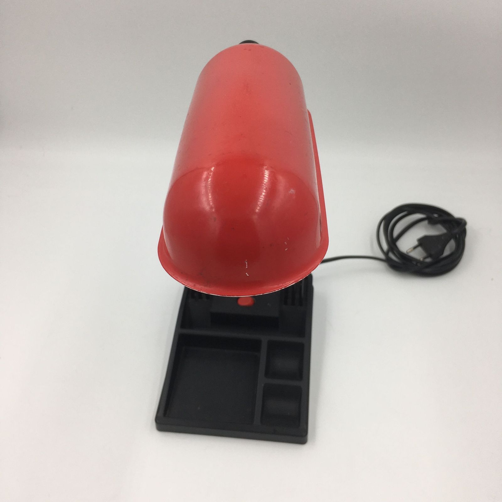 Duo Van Rode En Zwarte Flexibele Bureaulampen Met Pennenhouder photo vintage