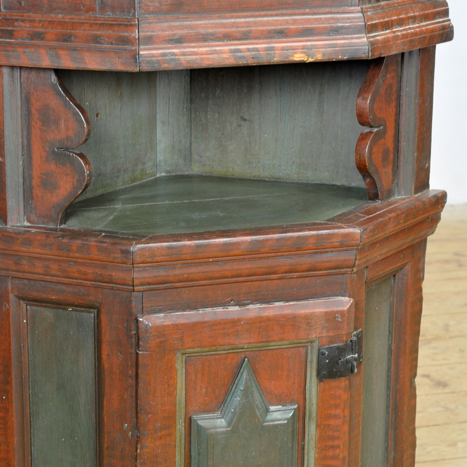 Swedish Farmhouse Corner Cabinet, 1817 photo vinterior