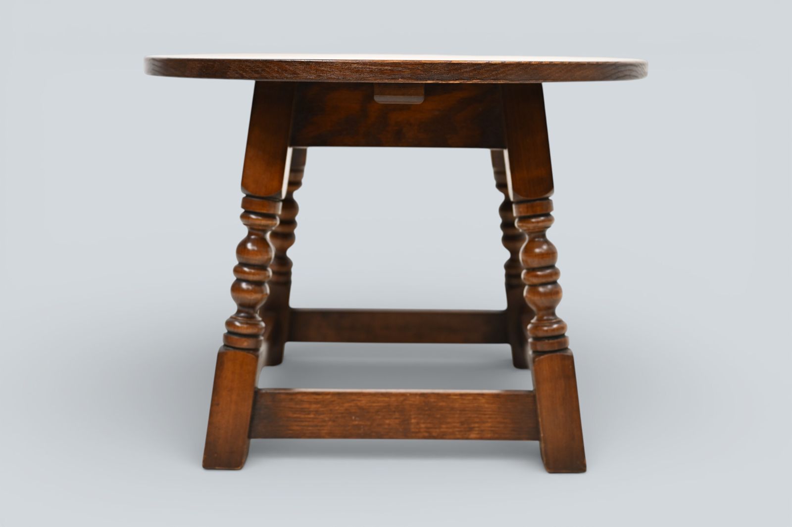 photo vinterior Old Charm Oak Round Side Coffee Table Tudor Brown Model 1976 Free Uk Delivery*