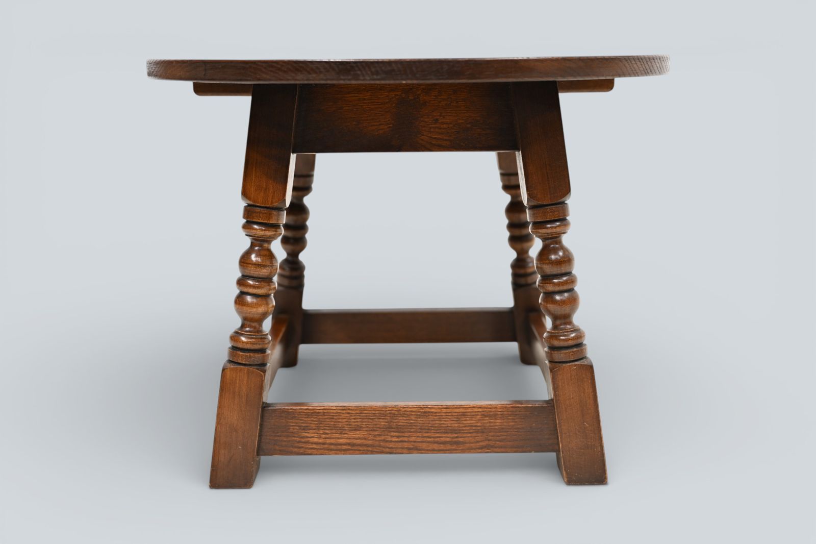 photo vintage Old Charm Oak Round Side Coffee Table Tudor Brown Model 1976 Free Uk Delivery*