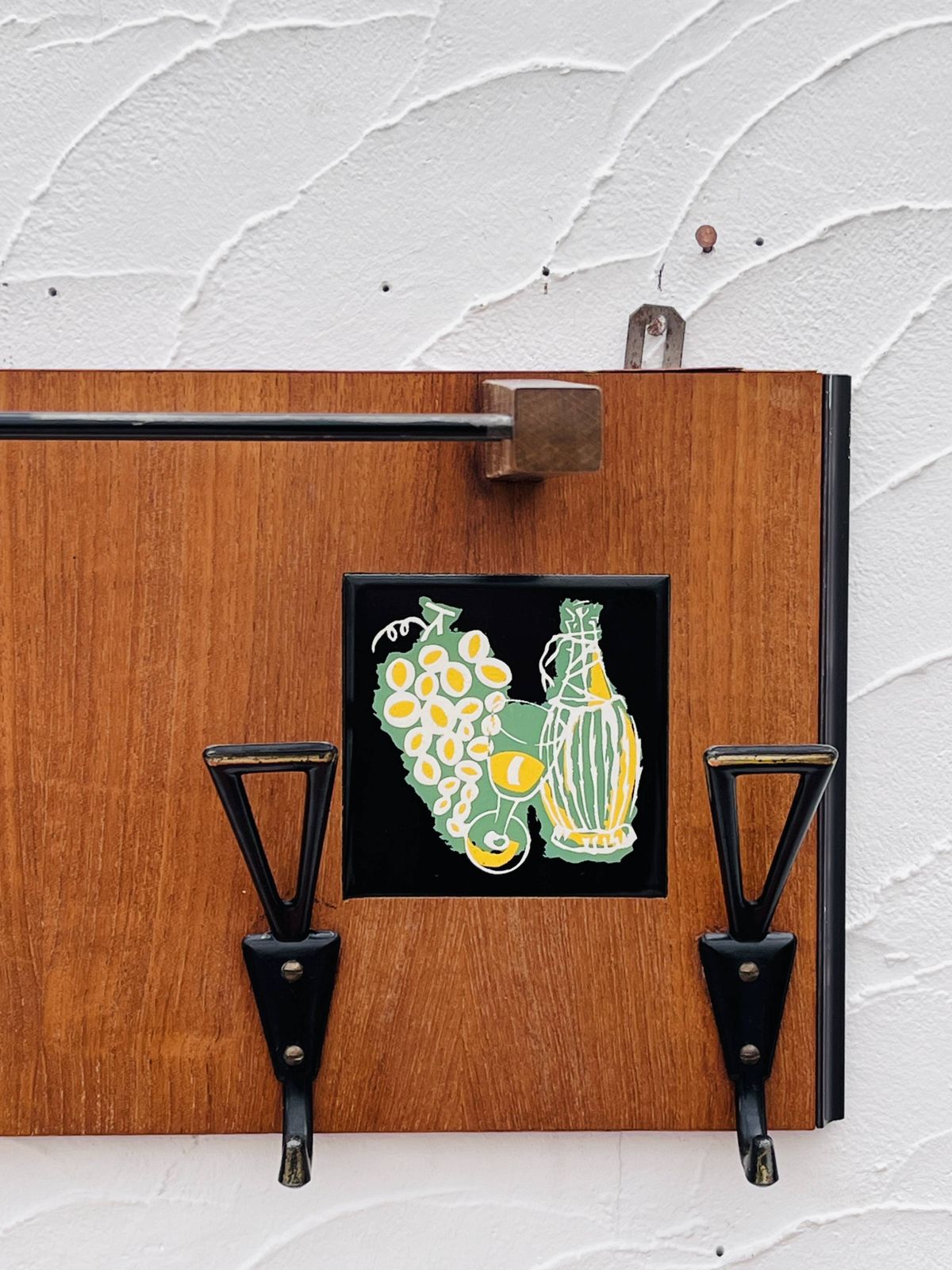 Vintage Houten Kapstok Met Spiegel Uit De Jaren 1960. photo Meubels