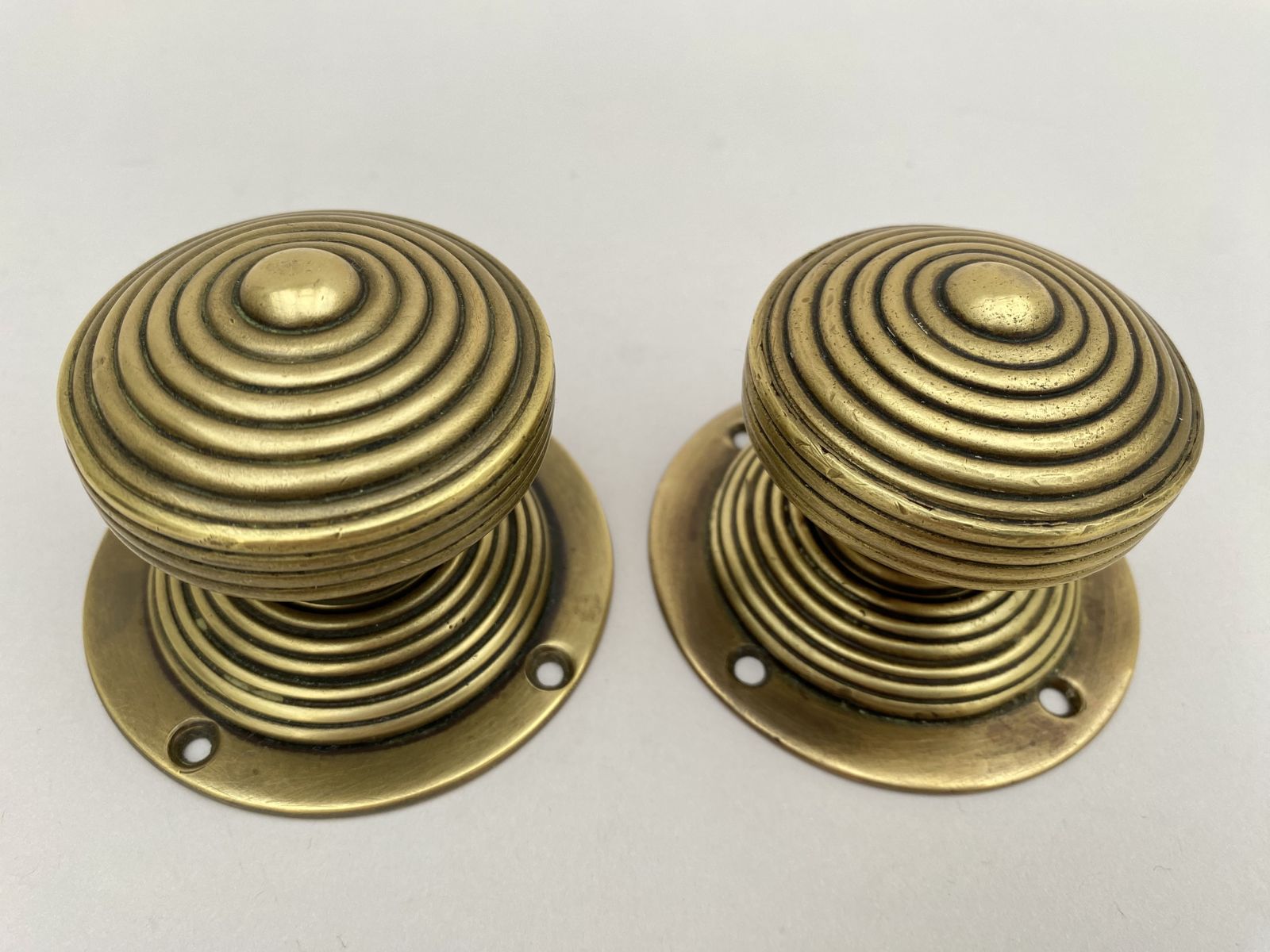 photo vintage A Pair Of Mid' 19th Century English Brass Reeded Door Handles