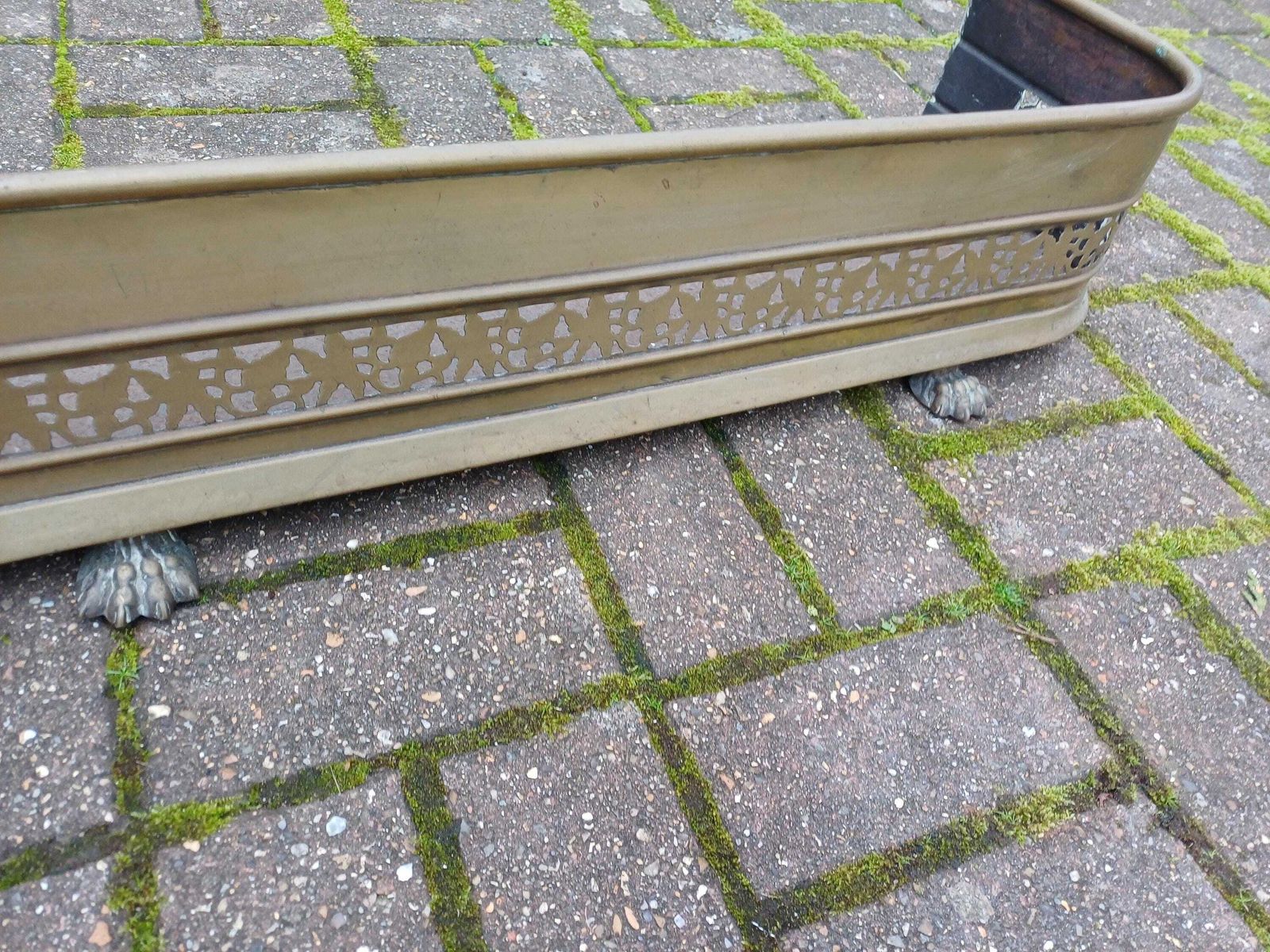 photo furniture Antique Early 20th Century Brass Fireplace Fender Pierced Fire Curb With Claw Feet Traditional Hearth Guard Fireside Brass