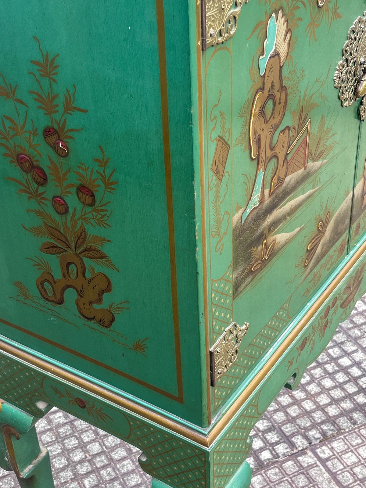 photo vinterior Chinoiserie/Japanned Cabinet Retailed By Kean & Scott Ltd, Birmingham, English, Circa 1930s–1950s.