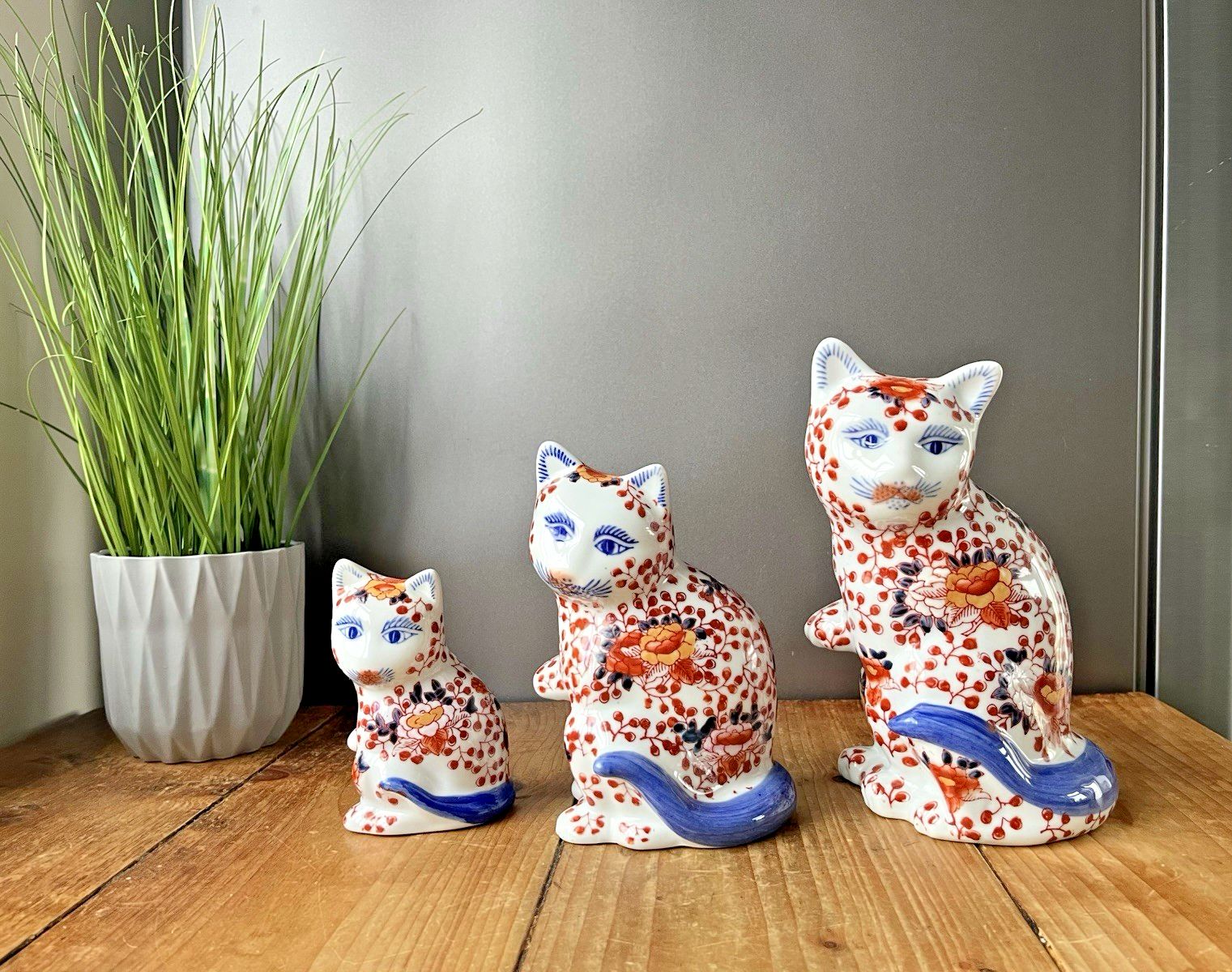 Graduated Set Of 3 1950's Japanese Imari Zhenya Zangwan Mantel Cat Ornaments