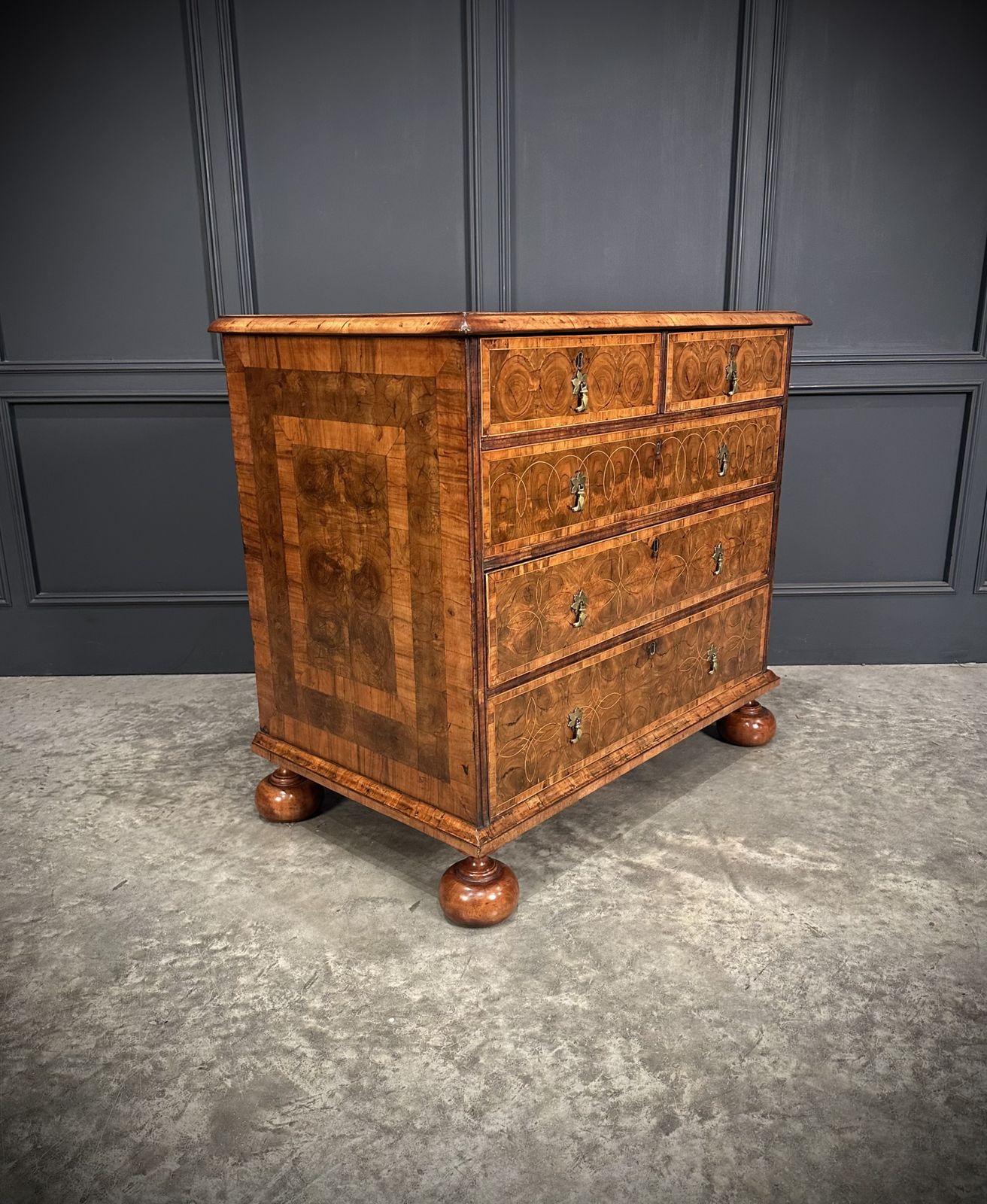 Exceptional William & Mary Oyster Veneered Chest Of Drawers photo furniture