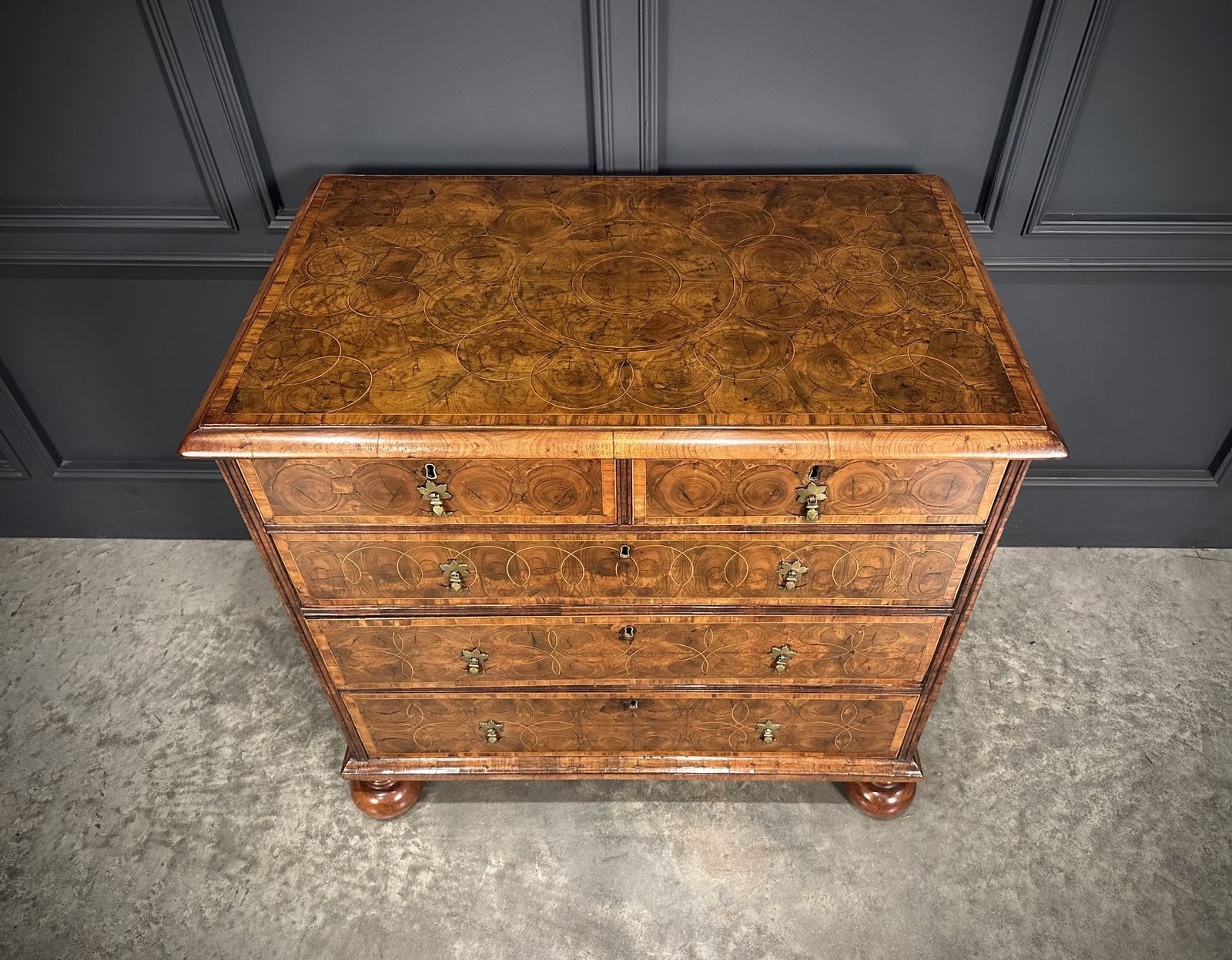 Exceptional William & Mary Oyster Veneered Chest Of Drawers photo Furniture