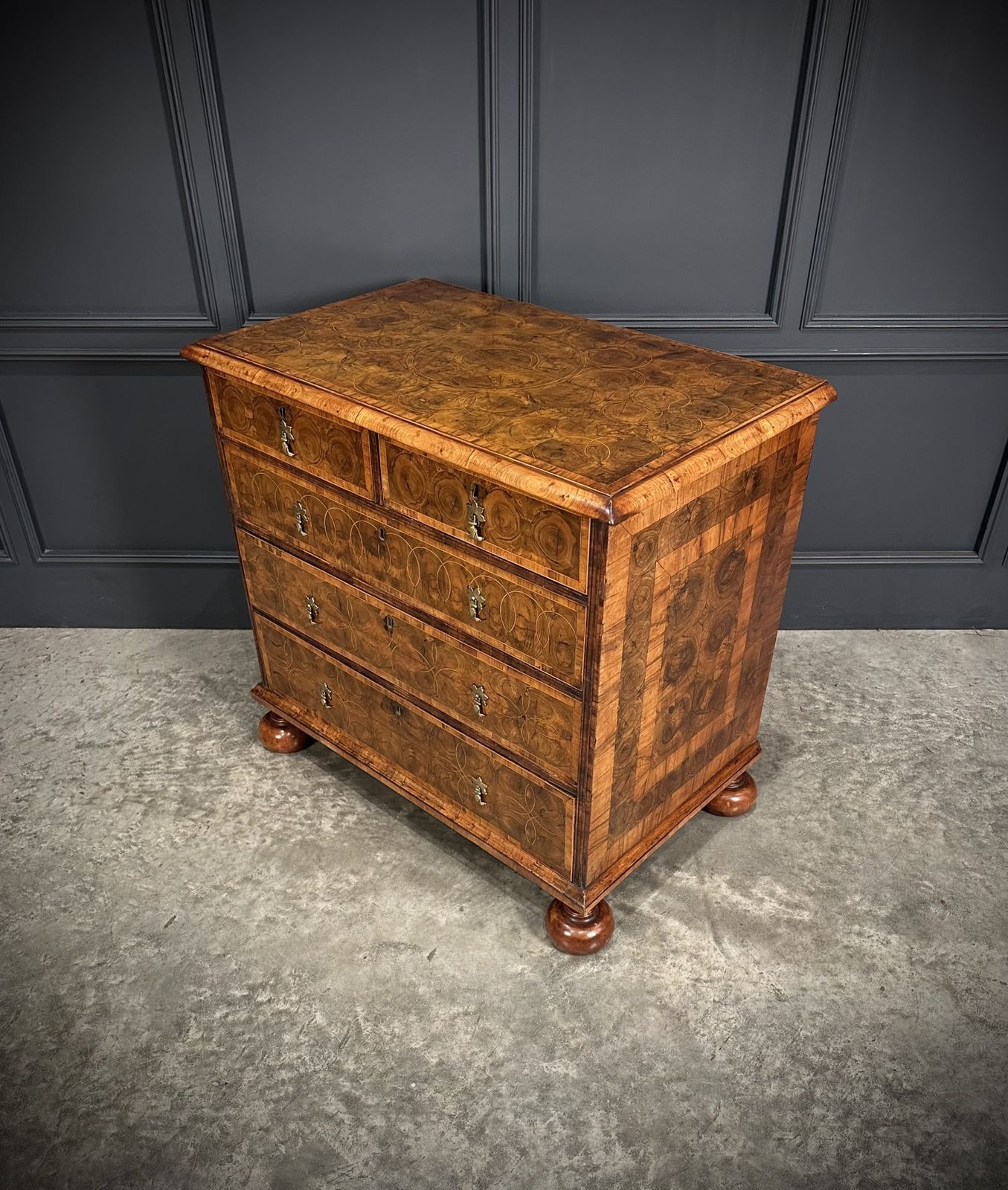 photo furniture Exceptional William & Mary Oyster Veneered Chest Of Drawers
