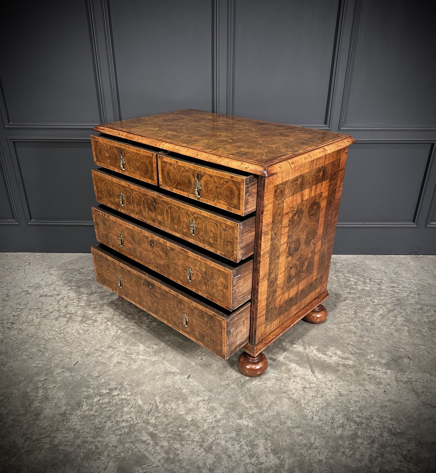 10995.0 Exceptional William & Mary Oyster Veneered Chest Of Drawers photo