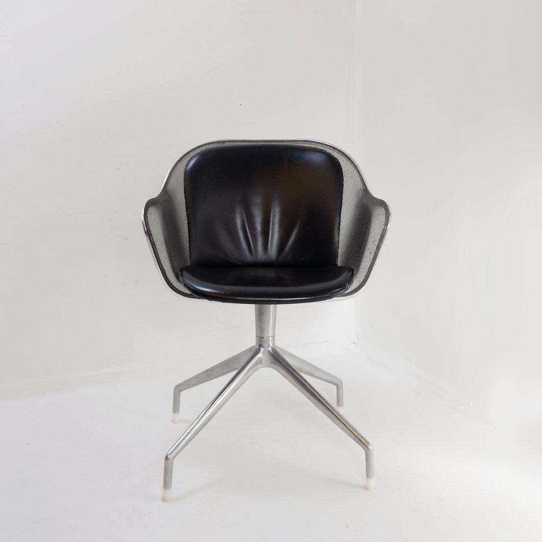 photo vintage Italian Vintage "Iuta" Swivel Armchair By Antonio Citterio For B&B Italia