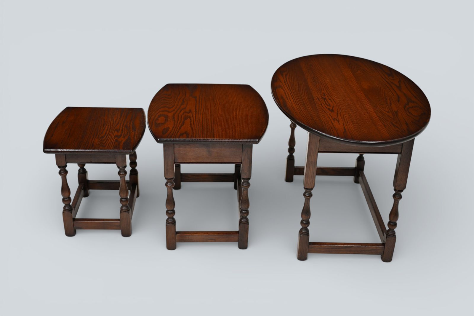 photo vintage Old Charm Oval Nest Of Tables In Tudor Brown Model 1990 Good Free Uk Delivery