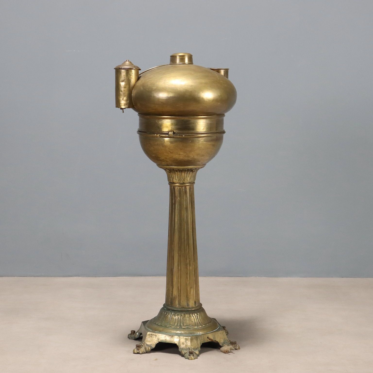 photo vinterior Antique Nautical Compass In A Binnacle England XX Century
