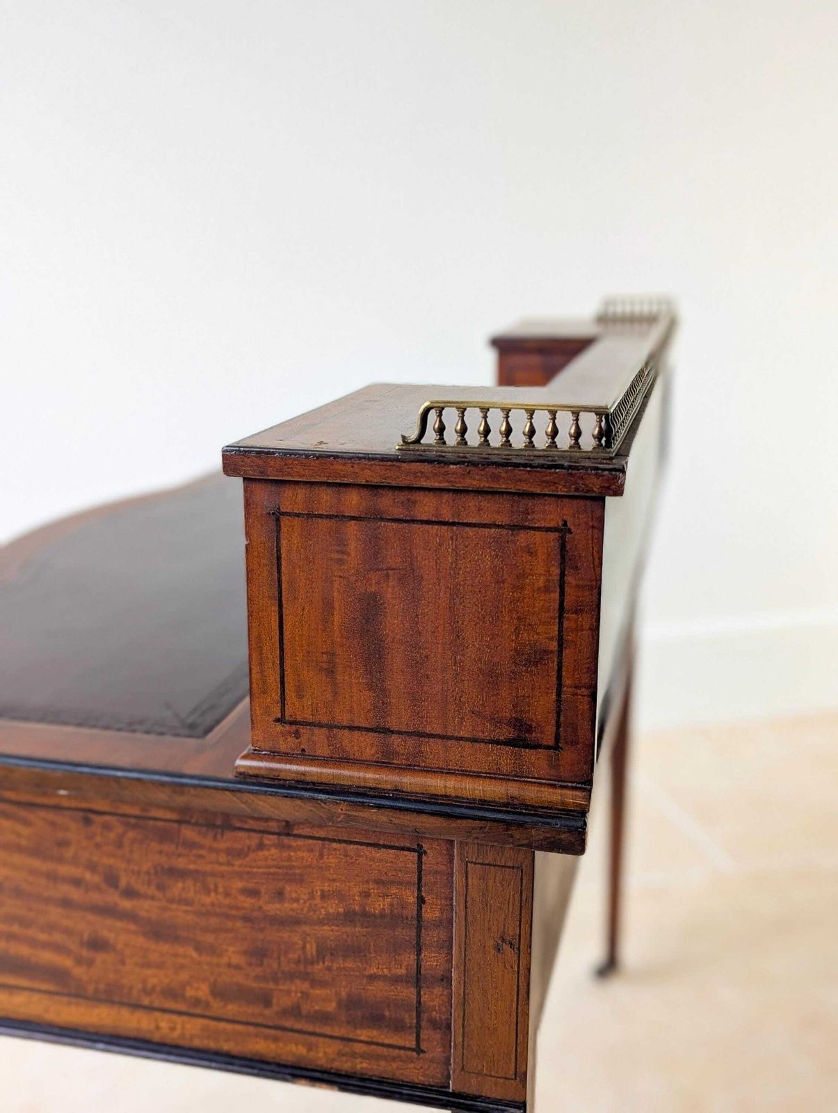 photo vintage Antique Edwardian Mahogany Writing Desk C.1910