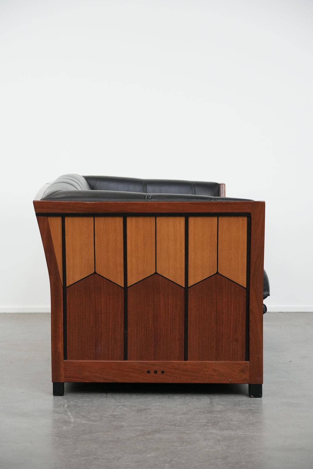 Indrukwekkende Art Deco Schuitema 2,5 Zitsbank In Zwart Leer Uit De Decoforma Serie Met Fraai Houtwerk photo furniture