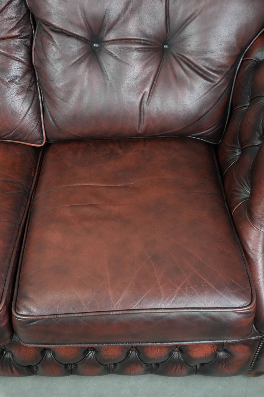 Rode 2,5 Zits Chesterfield Bank Op Engelse Wieltjes, Bekleed Met Dik Rundleer photo buy