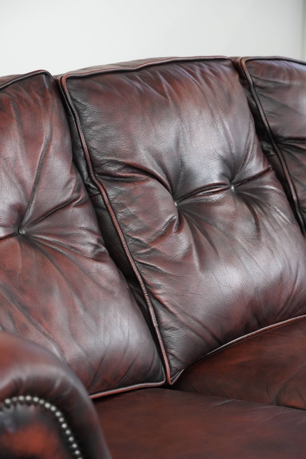 photo buy Rode 2,5 Zits Chesterfield Bank Op Engelse Wieltjes, Bekleed Met Dik Rundleer