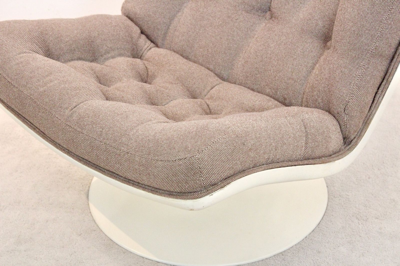 Artifort F976 Lounge Chair With Original Tufted Upholstery photo vinterior