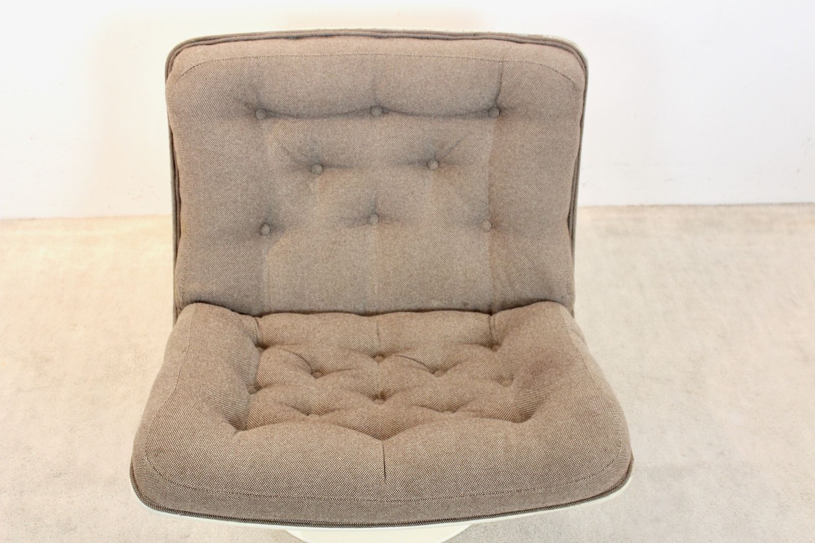 Artifort F976 Lounge Chair With Original Tufted Upholstery photo vintage