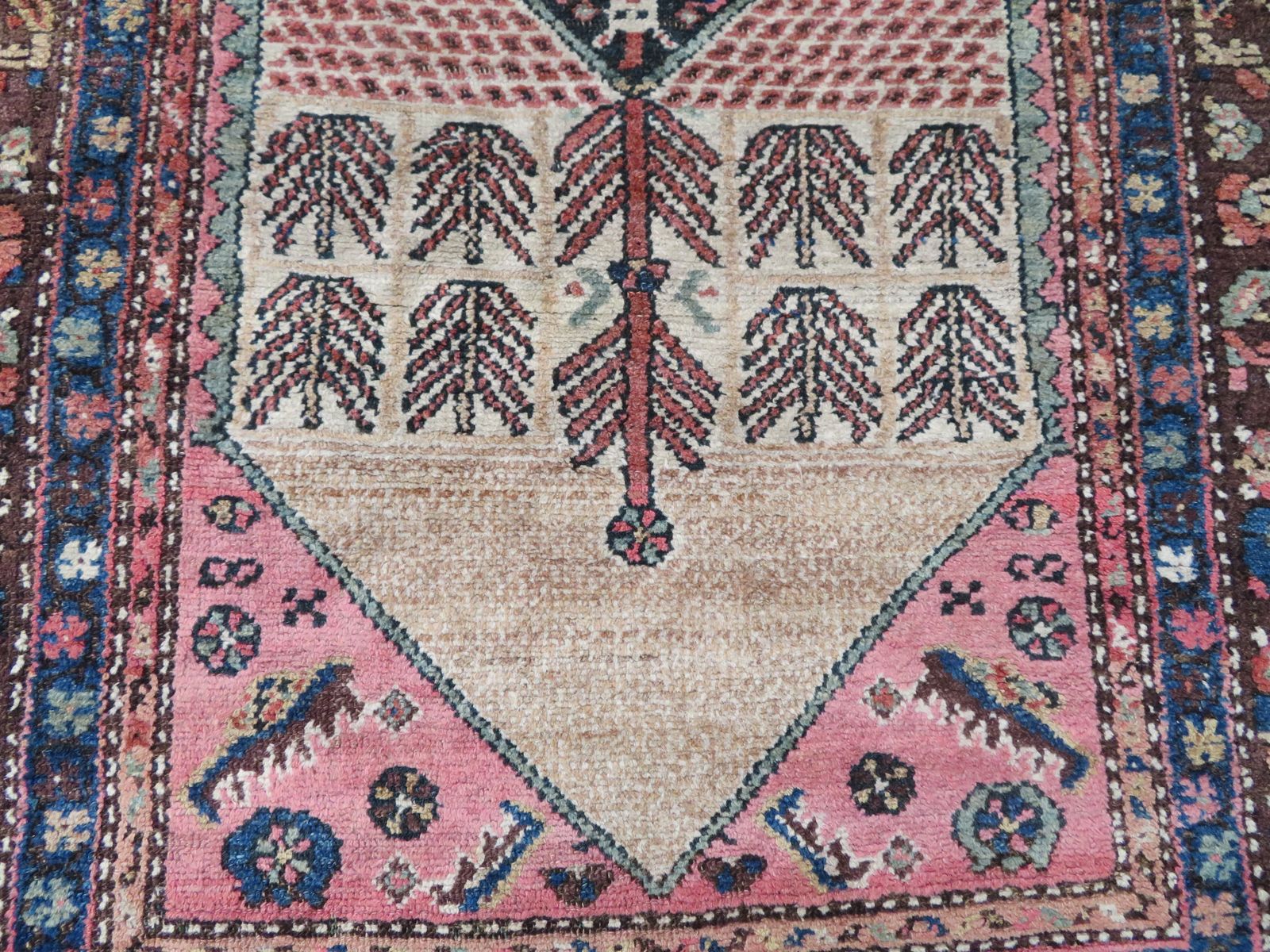 Antique Kurdish Tribal Rug. 206cm X 117cm. photo vinterior