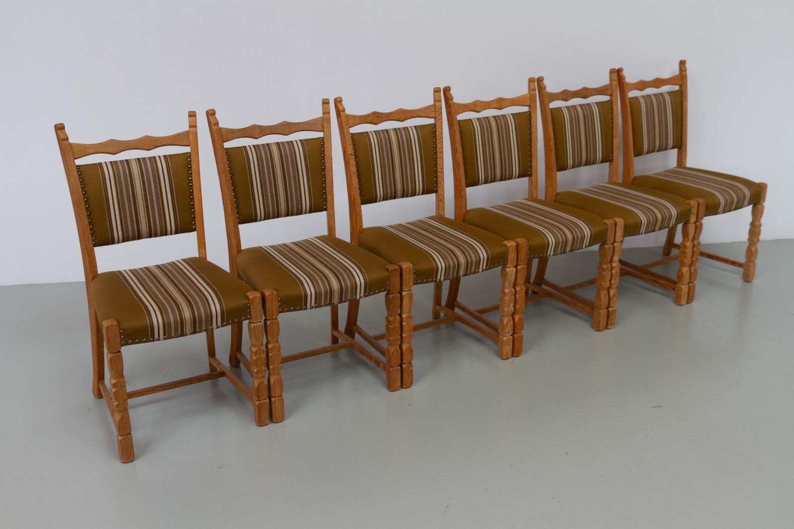 photo vinterior Danish Brutalist Oak Dining Chairs By Henning Kjærnulf, 1970s. Set Of 6.