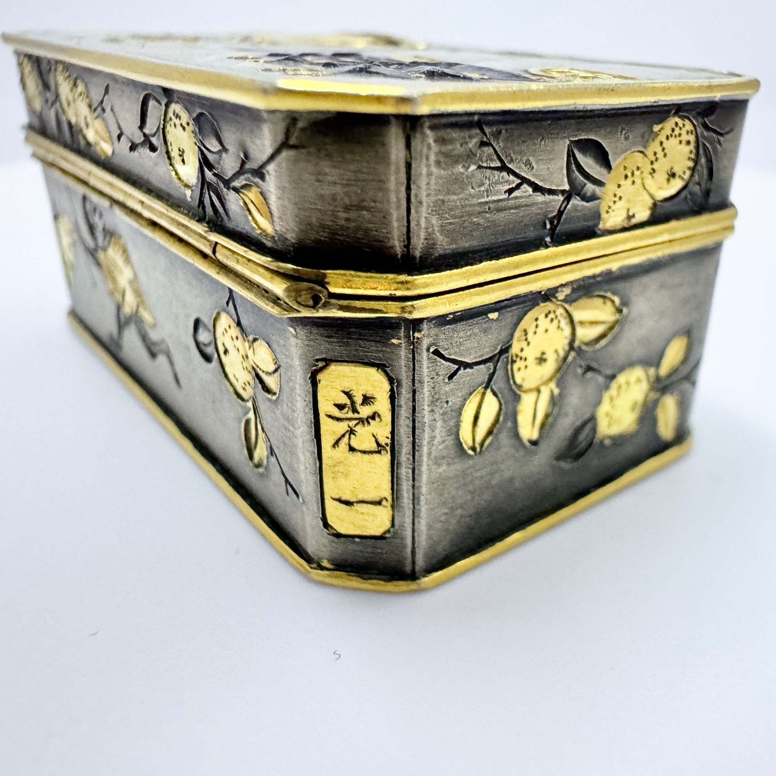 Japan Meiji Era Early 1900s. Antique Mixed Metal Pill Trinket Box. Signed. photo 246.0