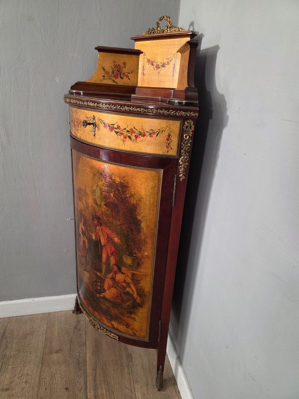 photo vintage Antique French Vernis Martin Style Corner Cupboard 1900s