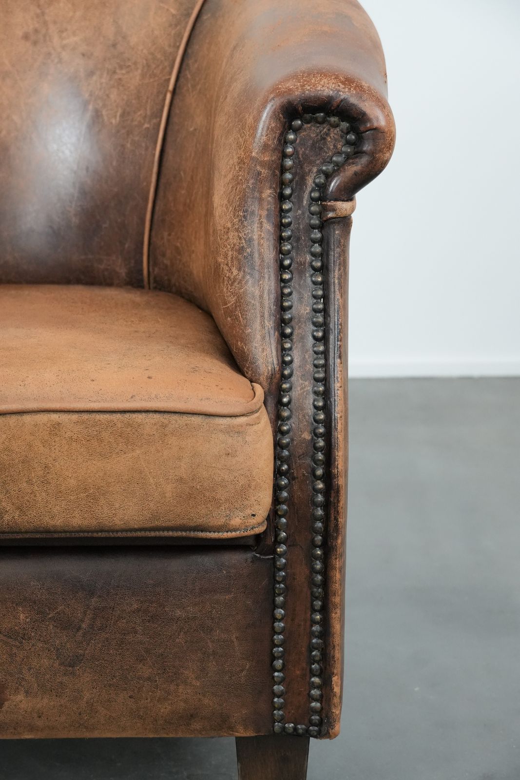 photo furniture Tijdloze Vintage Schapenleren Club Fauteuil Met Karakter En Mooie Patina