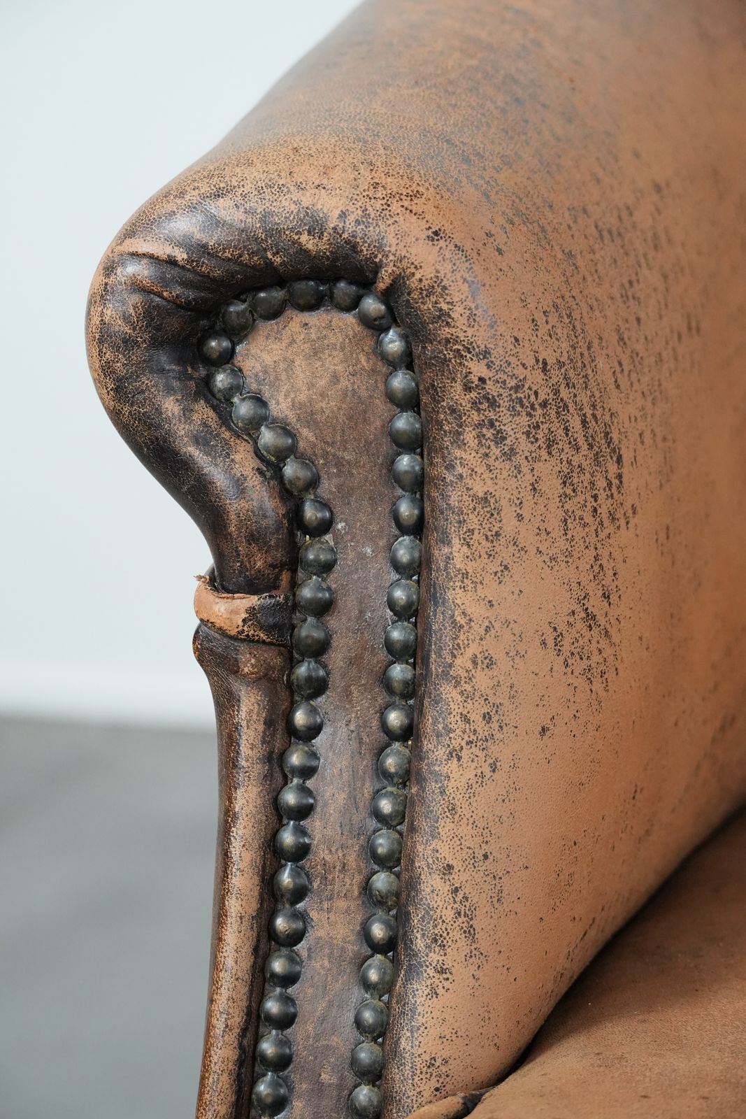 photo for sale Tijdloze Vintage Schapenleren Club Fauteuil Met Karakter En Mooie Patina