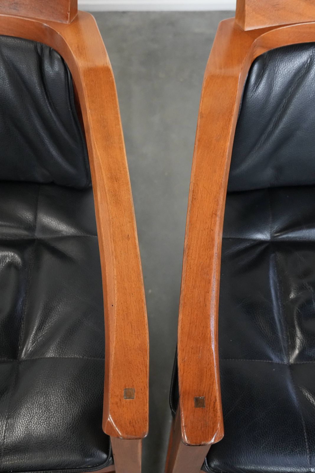 photo vinterior Set Van 4 Luxe Zwartleren Art Deco Eetkamerstoelen Met Armleuningen Van Schuitema, Uit De Decoform Serie