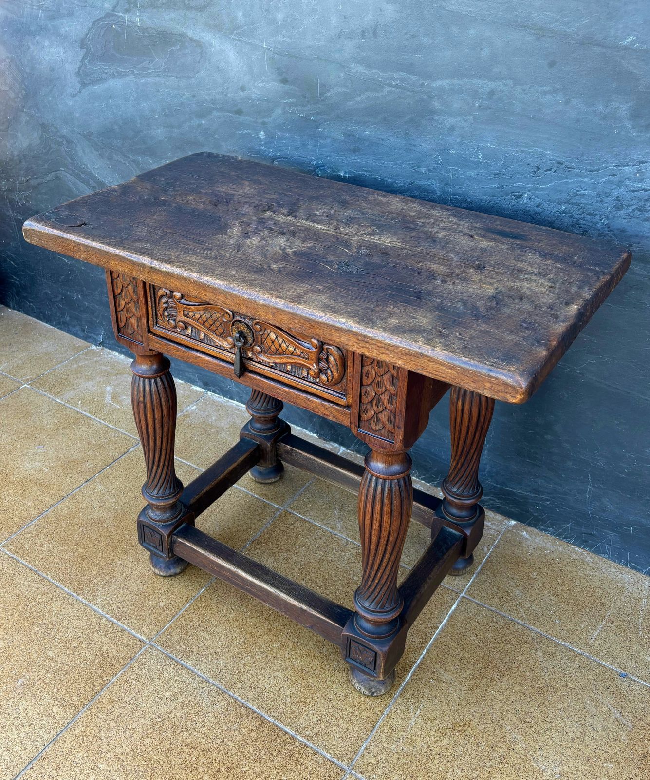 Spaanse Renaissance Revival eiken bijzettafel met lade, begin 20e eeuw photo vintage