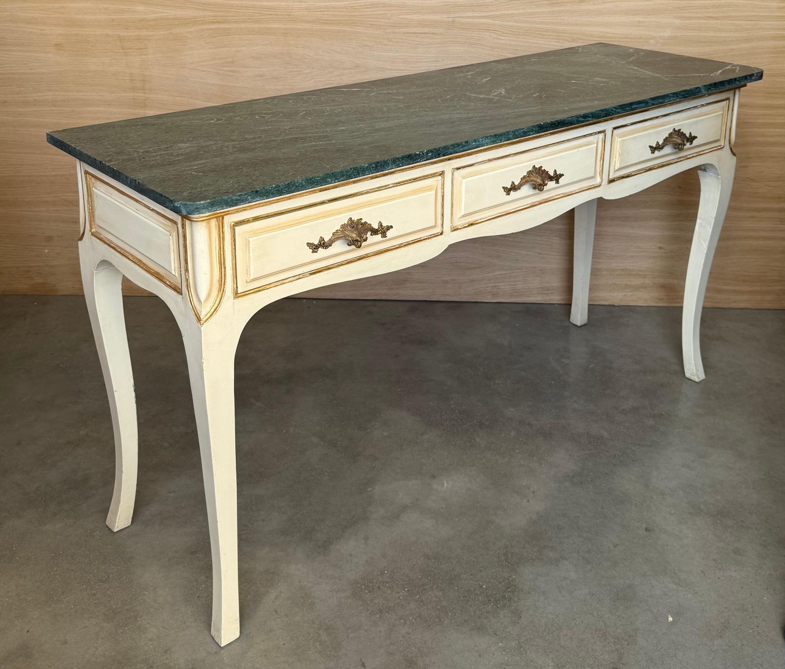 photo furniture Console française du XXe siècle laquée blanc, plateau en marbre vert