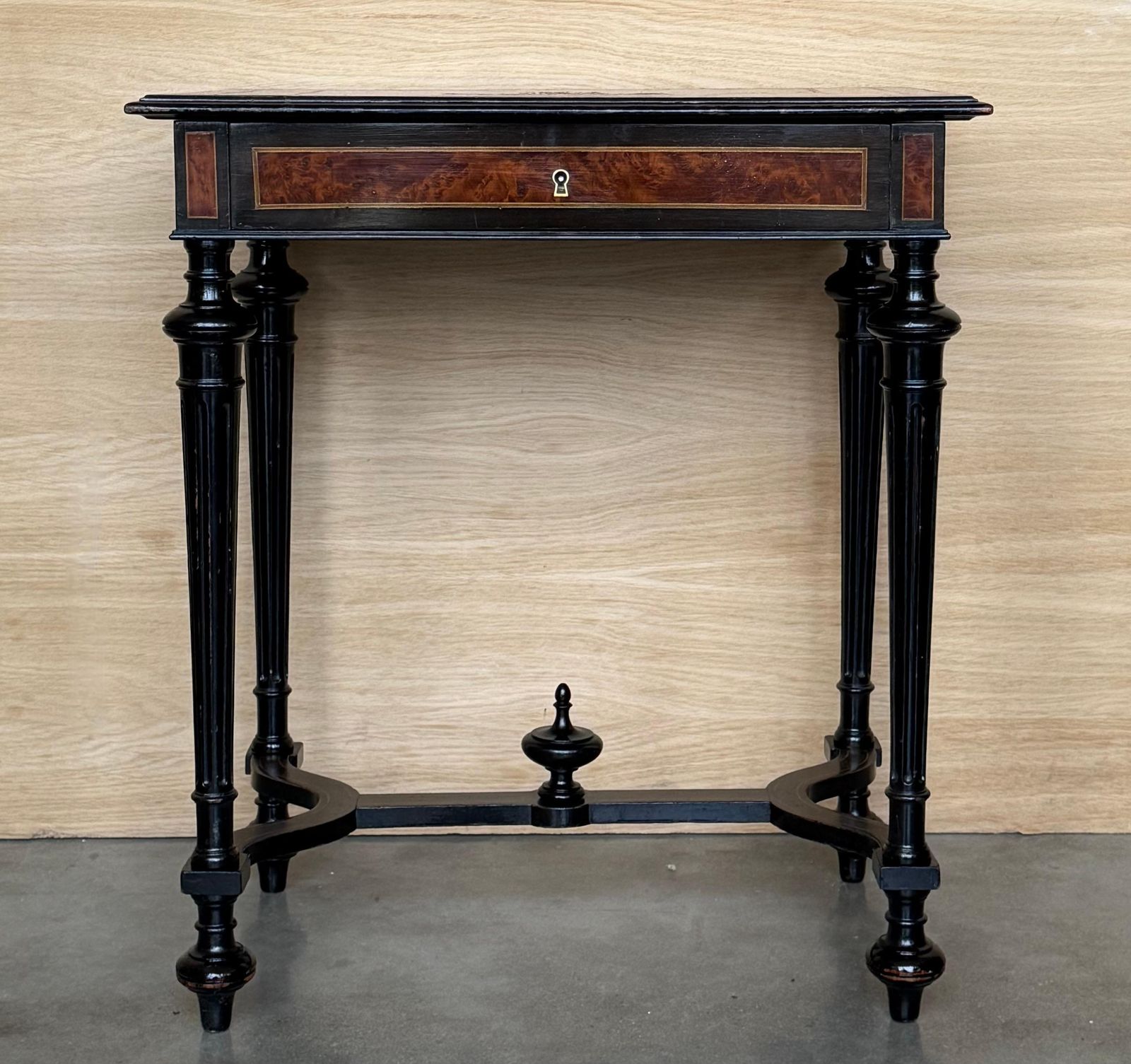 Table de couture ou table d'appoint Napoléon III en bois et marqueterie, France, fin du XIXe siècle photo furniture