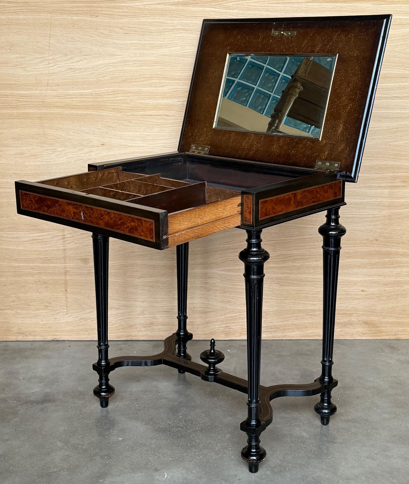 Table de couture ou table d'appoint Napoléon III en bois et marqueterie, France, fin du XIXe siècle photo buy