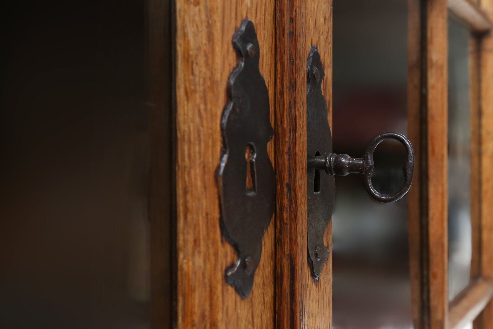photo vinterior Vitrine Cabinet In Oak With Glass Windows, Germany, Early 18th Century