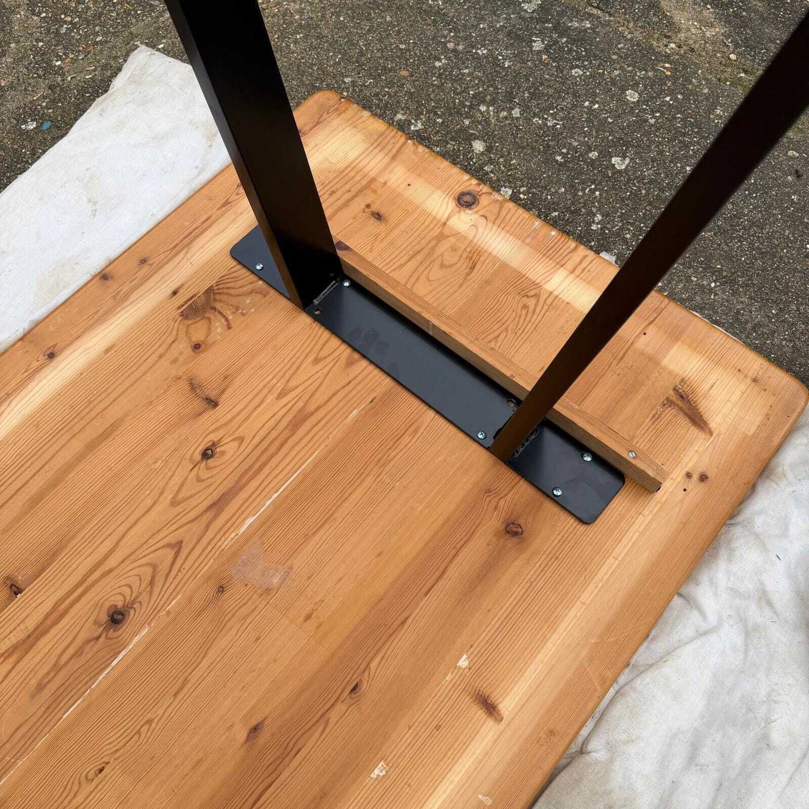 photo vinterior Reclaimed Pine Farmhouse Table Modern Trapezium Metal Industrial Legs Seats 6/8