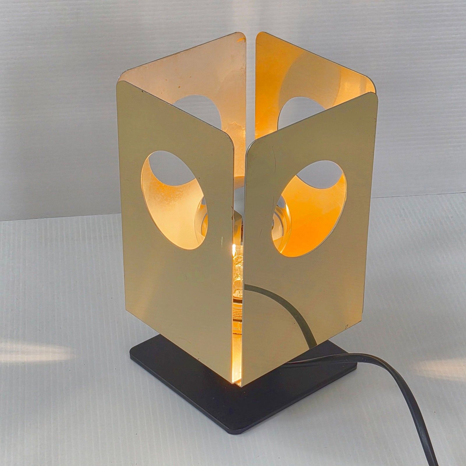photo vintage Vintage 1960s Gold Metal Table Lamp 60s Space Age 1960s 60s