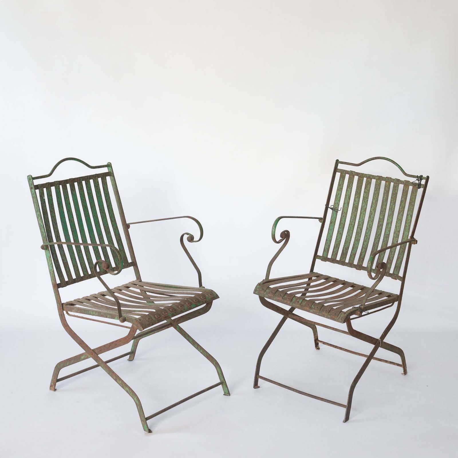 Paar antieke smeedijzeren tuinstoelen, Frans of Spaans.