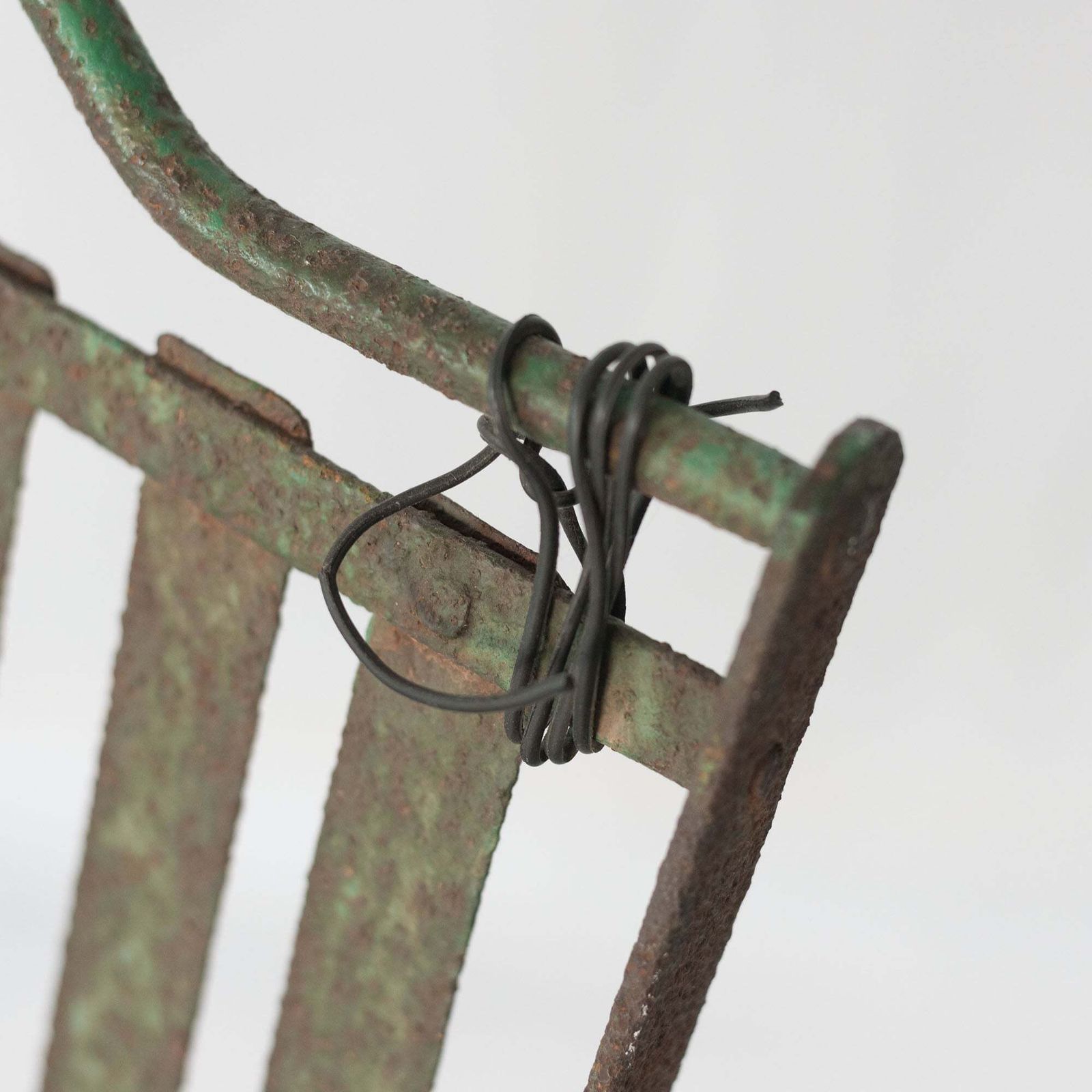 Paar Antieke Smeedijzeren Tuinstoelen, Frans Of Spaans. photo vintage